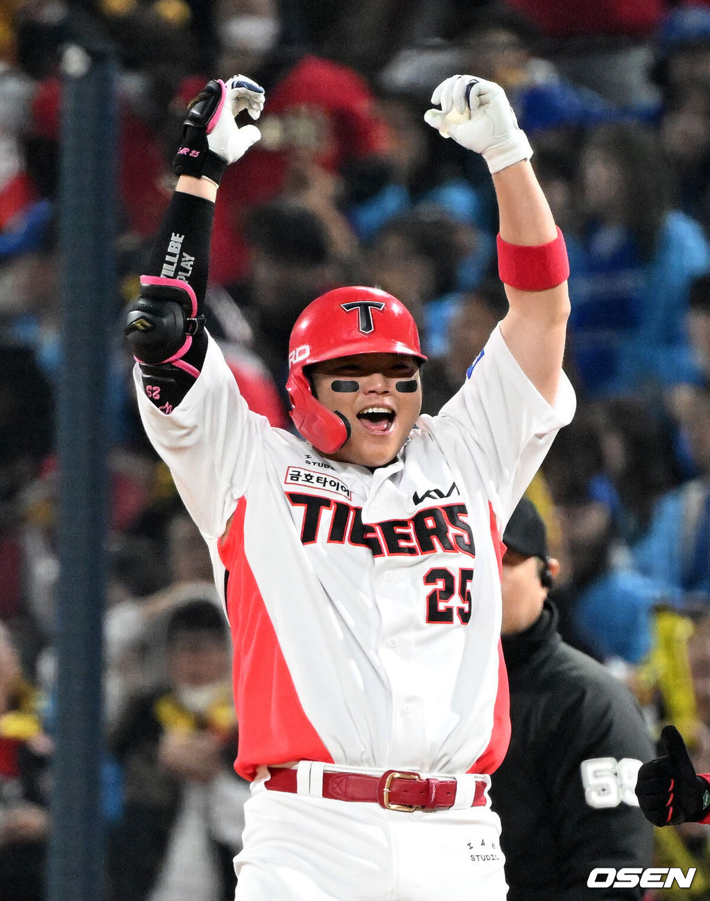 30일 광주-기아 챔피언스필드에서 2026 신한 SOL KBO 플레이오프 3차전 KIA 타이거즈와 삼성 라이온즈의 경기가 열렸다.KIA는 네일, 삼성은 페덱을 선발로 내세웠다.7회말 2사 1,3루에서 KIA 한준수가 우전 적시타를 치고 환호하고 있다. 2026.10.30 /sunday@osen.co.kr