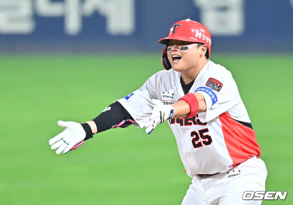 30일 광주-기아챔피언스필드에서 2026 신한 SOL KBO 플레이오프 4차전 KIA 타이거즈와 삼성 라이온즈의 경기가 열렸다. 홈팀 KIA는 네일이, 방문팀 삼성은 페덱이 선발 출전했다.KIA 타이거즈 한준수가 7회말 2사 1,3루 우익수 오른쪽 역전 1타점 안타를 치고 환호하고 있다. 2026.10.30 / foto0307@osen.co.kr