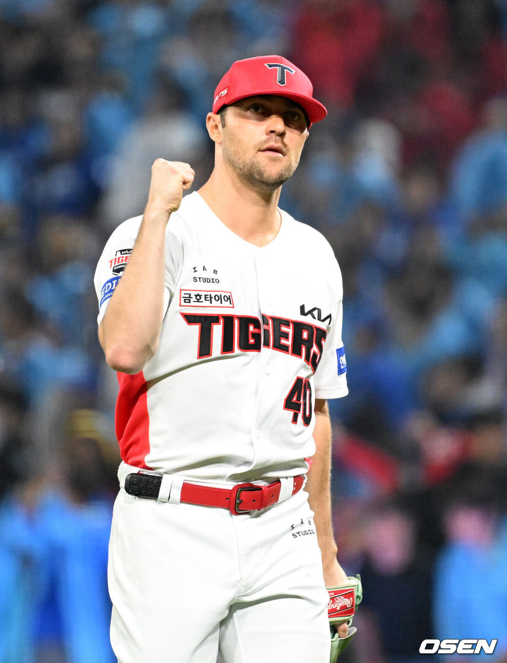 30일 광주-기아 챔피언스필드에서 2026 신한 SOL KBO 플레이오프 3차전 KIA 타이거즈와 삼성 라이온즈의 경기가 열렸다.KIA는 네일, 삼성은 페덱을 선발로 내세웠다.4회초 2사 1,3루에서 KIA 네일이 삼성 이재현을 외야플라이로 처리하고 환호하고 있다. 2026.10.30 /sunday@osen.co.kr