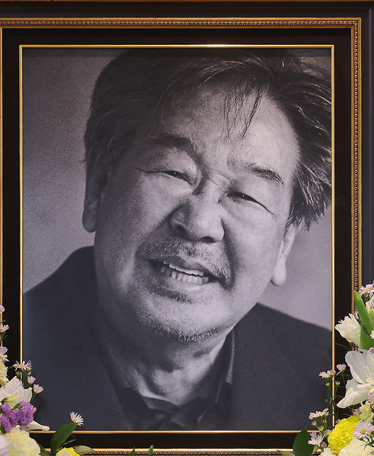 ‘국민 배우’ 故 최불암이 별세했다.대한민국을 대표하는 국민배우 최불암은 2026년 10월 29일 목요일 오후 10시 30분 별세했다. 향년 86세.고인은 60여 년의 연기 인생 동안 대한민국 현대사의 희로애락을 국민과 함께 나눈 배우였다. 드라마 ‘수사반장’의 박 반장, ‘전원일기’의 김 회장으로 국민의 사랑을 받았으며, ‘한국인의 밥상’을 통해 평범한 이웃들의 삶과 우리 사회의 정서를 전했다. 故최불암 씨의 빈소가 차려진 서울아산병원 장례식장  2026.10.30 / soul1014@osen.co.kr <사진=사진공동취재단>