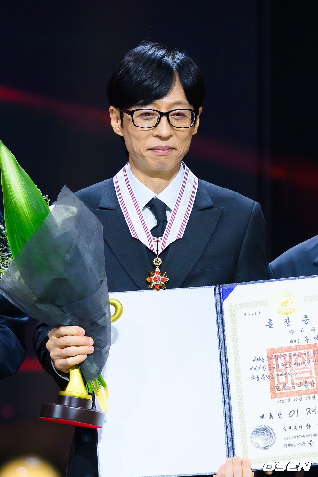 29일 오후 서울 장충동 국립극장 해오름극장에서 '2026 대한민국 대중문화예술상' 시상식이 진행됐다.올해 문화훈장은 고(故) 신해철, 방송인 유재석, 가수 한영애, 성우 박영남, 공연제작자 박명성, 재즈 연주자 신관웅, 블랙핑크 멤버 전원 등 10명에게 수여된다. 대통령 표창은 가수 강승원과 밴드 부활·슈퍼주니어, 배우 유해진·류승룡·소지섭, 감독 장항준 등 7명(팀)이 받는다. 국무총리 표창에는 소리꾼 이자람, 작곡가 이재, 그룹 악뮤 등이 선정됐으며, 문체부 장관 표창은 희극인 김원훈과 안무가 리정 등이 받는다. 이번 시상은 음악·방송·영화·공연 등 다양한 분야에서 한국 대중문화의 발전과 세계화에 기여한 인물과 단체를 대상으로 한다.보관 문화훈장을 수훈한 방송인 유재석이 포즈를 취하고 있다. 2026.10.29 / soul1014@osen.co.kr