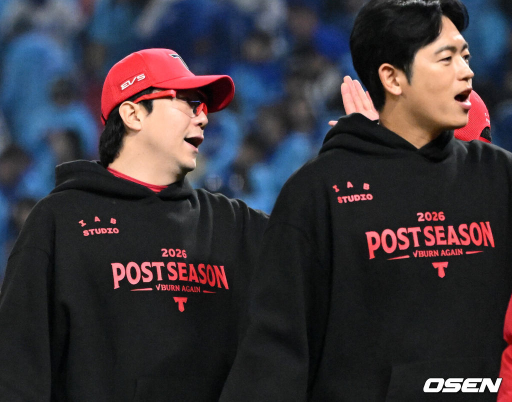 한국시리즈 티켓의 주인은 5차전에서 결정난다. 30일 광주-기아 챔피언스필드에서 열린 2026 신한 SOL KBO 포스트시즌 삼성 라이온즈와의 플레이오프 4차전에서 4-2로 역전승을 거두었다.경기 종료 후 KIA 양현종이 이범호 감독과 승리의 기쁨을 나누고 있다. 2026.10.30 /sunday@osen.co.kr