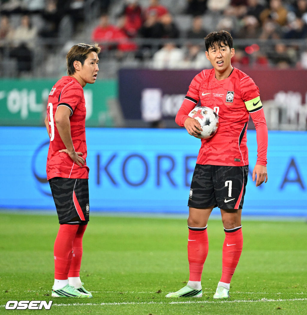 로베르트 모레노 감독이 이끄는 대한민국 축구 대표팀과 우즈베키스탄의 경기가 6일 용인미르스타디움에서 열렸다.이번 우즈베키스탄전은 로베르트 모레노 임시 감독 체제에서 치르는 9~10월 A매치 4연전의 마지막 경기다.앞선 3경기 성적은 1승 1무 1패. 우즈베키스탄을 상대로 수비 안정감을 이어가는 동시에 공격에서 얼마나 달라진 모습을 보여줄지가 관건이다.전반 프리킥을 얻어낸 대한민국 손흥민이 이강인과 이야기를 나누고 있다. 2026.10.06 /sunday@osen.co.kr