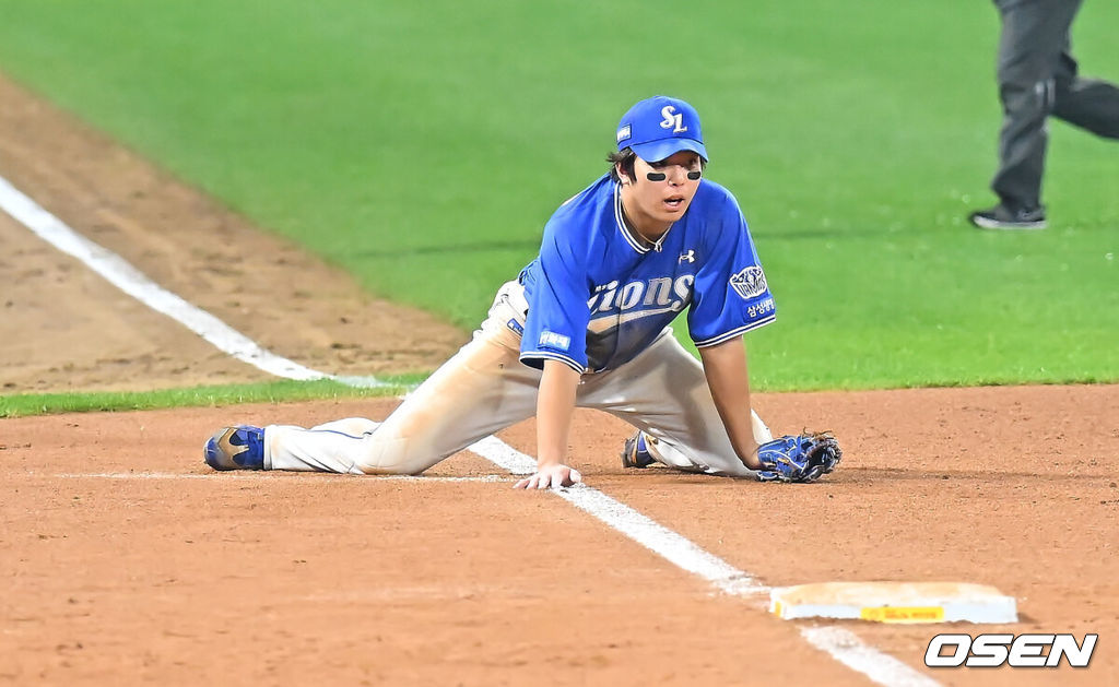 30일 광주-기아챔피언스필드에서 2026 신한 SOL KBO 플레이오프 4차전 KIA 타이거즈와 삼성 라이온즈의 경기가 열렸다. 홈팀 KIA는 네일이, 방문팀 삼성은 페덱이 선발 출전했다. 삼성 라이온즈 3루수 김영웅이 7회말 1사 KIA 타이거즈 김도영의 타구를 잡지 못하고 있다. 2026.10.30 / foto0307@osen.co.kr