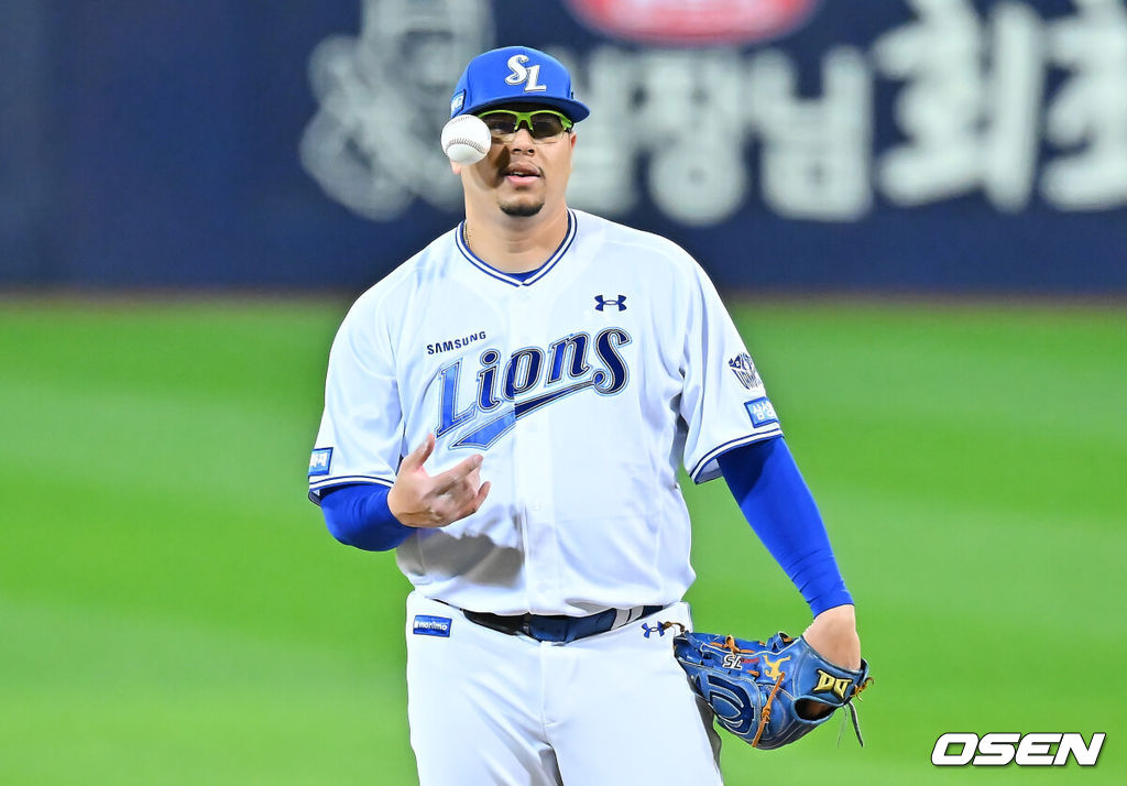 27일 대구삼성라이온즈파크에서 2026 신한 SOL KBO 플레이오프 2차전 삼성 라이온즈와 KIA 타이거즈의 경기가 열렸다. 홈팀 삼성은 후라도가, 방문팀 KIA는 올러가 선발 출전했다.삼성 라이온즈 후라도가 7회초 1실점 후 교체를 기다리며 아쉬워하고 있다. 2026.10.27 / foto0307@osen.co.kr