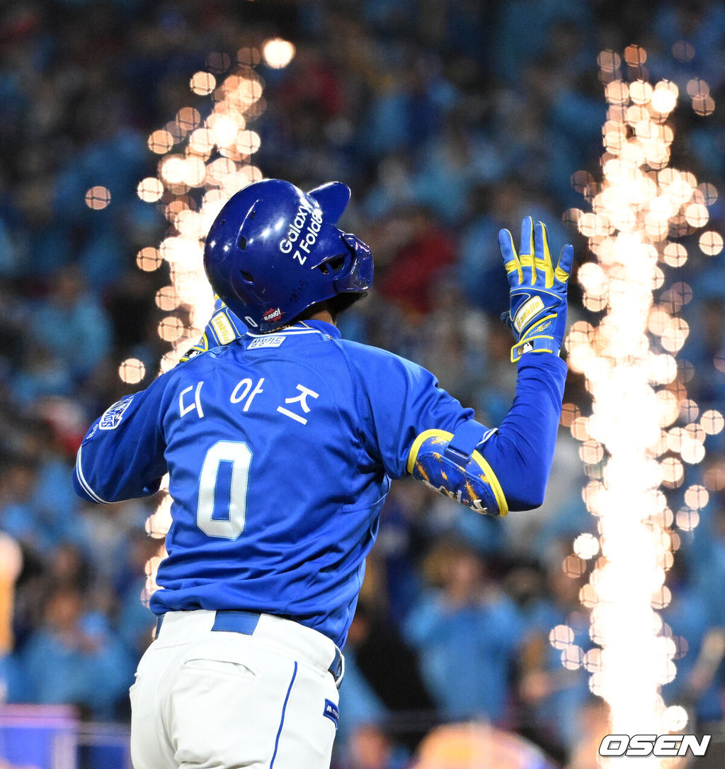 29일 광주-기아 챔피언스필드에서 2026 신한 SOL KBO 플레이오프 3차전 KIA 타이거즈와 삼성 라이온즈의 경기가 열렸다.KIA는 시라카와, 삼성은 최원태를 선발로 내세웠다.1회초 2사 1루에서 삼성 디아즈가 우월 투런 홈런을 치고 환호하고 있다. 2026.10.29 /sunday@osen.co.kr