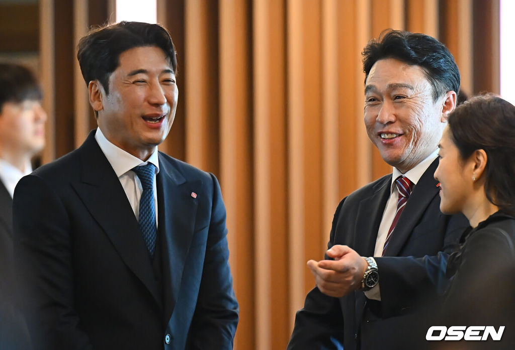 롯데 자이언츠 이동욱 신임감독이 31일 롯데호텔 부산 사파이어룸에서 열린 취임식에 앞서 이택근 신임 단장과 얘기를 하고 있다.이동욱 신임 감독은 동아대를 졸업하고 1997년 롯데에 입단해 2003년까지 7시즌 동안 143경기에 출전해 타율 0.221, 5홈런, 26타점을 기록했다. 은퇴 후 롯데에서 지도자 생활을 시작했고, LG를 거쳐 2012년 NC 창단 코칭스태프에 합류했고 2019시즌부터 NC 지휘봉을 잡고 2020년에는 정규시즌 1위에 이어 한국시리즈에서 두산을 4승2패로 꺾고 구단 첫 통합 우승을 달성했다.  계약 기간은 3년으로 총액 20억원(계약금 5억원, 연봉 5억원)에 계약했다. / foto0307@osen.co.kr