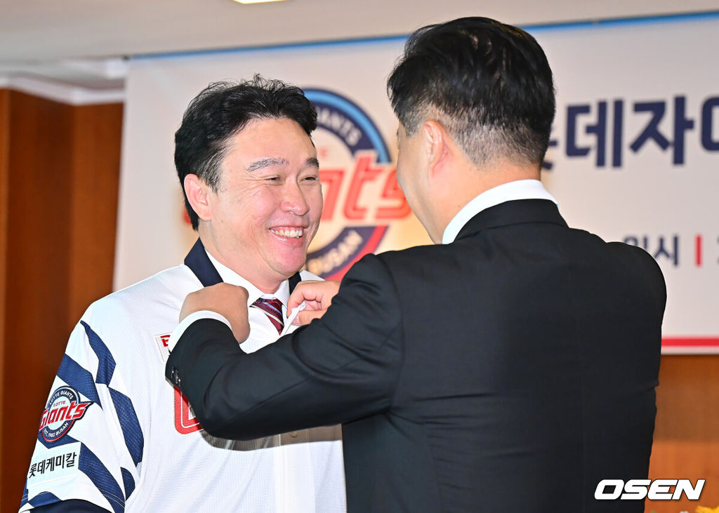 롯데 자이언츠 이동욱 신임감독이 31일 롯데호텔 부산 사파이어룸에서 열린 취임식에서 유니폼 착용식을 갖고 있다.이동욱 신임 감독은 동아대를 졸업하고 1997년 롯데에 입단해 2003년까지 7시즌 동안 143경기에 출전해 타율 0.221, 5홈런, 26타점을 기록했다. 은퇴 후 롯데에서 지도자 생활을 시작했고, LG를 거쳐 2012년 NC 창단 코칭스태프에 합류했고 2019시즌부터 NC 지휘봉을 잡고 2020년에는 정규시즌 1위에 이어 한국시리즈에서 두산을 4승2패로 꺾고 구단 첫 통합 우승을 달성했다.  계약 기간은 3년으로 총액 20억원(계약금 5억원, 연봉 5억원)에 계약했다. / foto0307@osen.co.kr