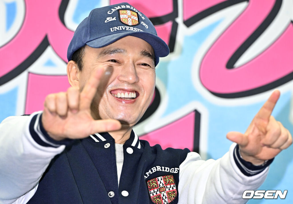 JTBC 새 예능 ‘늦기 전에 어학연수-샬라샬라’ 제작발표회가 3일 서울 마포구 스탠포드 상암 호텔에서 열렸다.‘샬라샬라’는 배우 5인방의 좌충우돌 영국 어학연수기를 담은 신규 예능 프로그램이다. 이날 제작발표회에는 정승일PD, 정윤아PD, 성동일, 김광규, 신승환이 참석했다.배우 김광규가 포즈를 취하고 있다. 2025.02.03 /cej@osen.co.kr