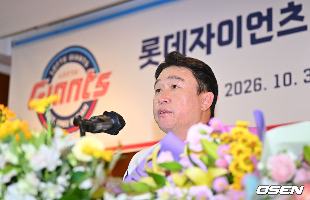 롯데 자이언츠 이동욱 신임감독이 31일 롯데호텔 부산 사파이어룸에서 열린 취임식에서 기자들의 질문에 답하고 있다.이동욱 신임 감독은 동아대를 졸업하고 1997년 롯데에 입단해 2003년까지 7시즌 동안 143경기에 출전해 타율 0.221, 5홈런, 26타점을 기록했다. 은퇴 후 롯데에서 지도자 생활을 시작했고, LG를 거쳐 2012년 NC 창단 코칭스태프에 합류했고 2019시즌부터 NC 지휘봉을 잡고 2020년에는 정규시즌 1위에 이어 한국시리즈에서 두산을 4승2패로 꺾고 구단 첫 통합 우승을 달성했다.  계약 기간은 3년으로 총액 20억원(계약금 5억원, 연봉 5억원)에 계약했다. / foto0307@osen.co.kr