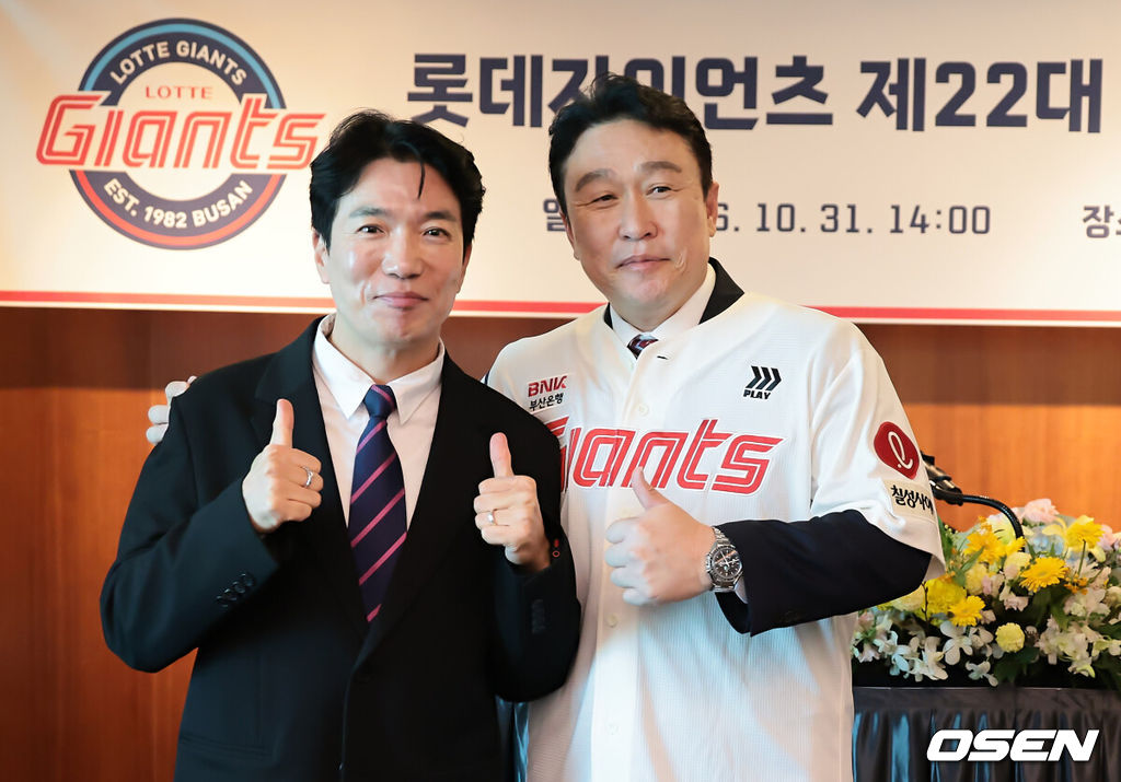 롯데 자이언츠 이동욱 신임감독이 31일 롯데호텔 부산 사파이어룸에서 열린 취임식을 끝내고 조지훈 응원단장과 기념촬영을 하고 있다.이동욱 신임 감독은 동아대를 졸업하고 1997년 롯데에 입단해 2003년까지 7시즌 동안 143경기에 출전해 타율 0.221, 5홈런, 26타점을 기록했다. 은퇴 후 롯데에서 지도자 생활을 시작했고, LG를 거쳐 2012년 NC 창단 코칭스태프에 합류했고 2019시즌부터 NC 지휘봉을 잡고 2020년에는 정규시즌 1위에 이어 한국시리즈에서 두산을 4승2패로 꺾고 구단 첫 통합 우승을 달성했다.  계약 기간은 3년으로 총액 20억원(계약금 5억원, 연봉 5억원)에 계약했다. / foto0307@osen.co.kr