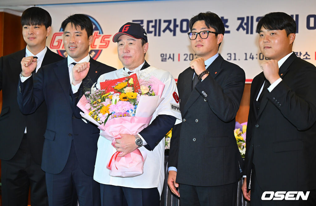 롯데 자이언츠 이동욱 신임감독이 31일 롯데호텔 부산 사파이어룸에서 열린 취임식에서 김원중-전준우-박세웅-한동희와 기념촬영을 하고 있다.이동욱 신임 감독은 동아대를 졸업하고 1997년 롯데에 입단해 2003년까지 7시즌 동안 143경기에 출전해 타율 0.221, 5홈런, 26타점을 기록했다. 은퇴 후 롯데에서 지도자 생활을 시작했고, LG를 거쳐 2012년 NC 창단 코칭스태프에 합류했고 2019시즌부터 NC 지휘봉을 잡고 2020년에는 정규시즌 1위에 이어 한국시리즈에서 두산을 4승2패로 꺾고 구단 첫 통합 우승을 달성했다.  계약 기간은 3년으로 총액 20억원(계약금 5억원, 연봉 5억원)에 계약했다. / foto0307@osen.co.kr