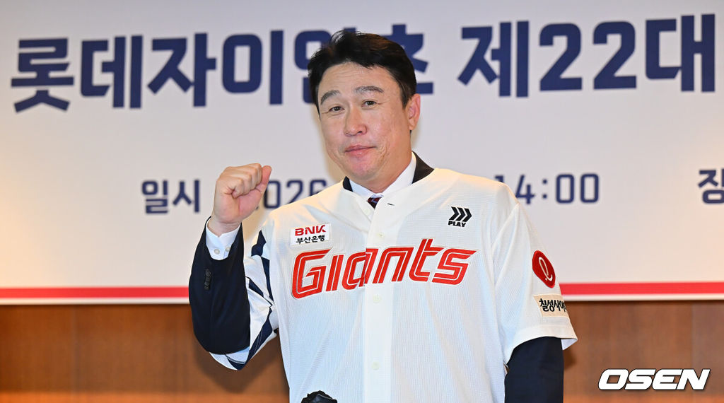 롯데 자이언츠 이동욱 신임감독이 31일 롯데호텔 부산 사파이어룸에서 열린 취임식에 포토타임을 갖고 있다.이동욱 신임 감독은 동아대를 졸업하고 1997년 롯데에 입단해 2003년까지 7시즌 동안 143경기에 출전해 타율 0.221, 5홈런, 26타점을 기록했다. 은퇴 후 롯데에서 지도자 생활을 시작했고, LG를 거쳐 2012년 NC 창단 코칭스태프에 합류했고 2019시즌부터 NC 지휘봉을 잡고 2020년에는 정규시즌 1위에 이어 한국시리즈에서 두산을 4승2패로 꺾고 구단 첫 통합 우승을 달성했다.  계약 기간은 3년으로 총액 20억원(계약금 5억원, 연봉 5억원)에 계약했다. / foto0307@osen.co.kr