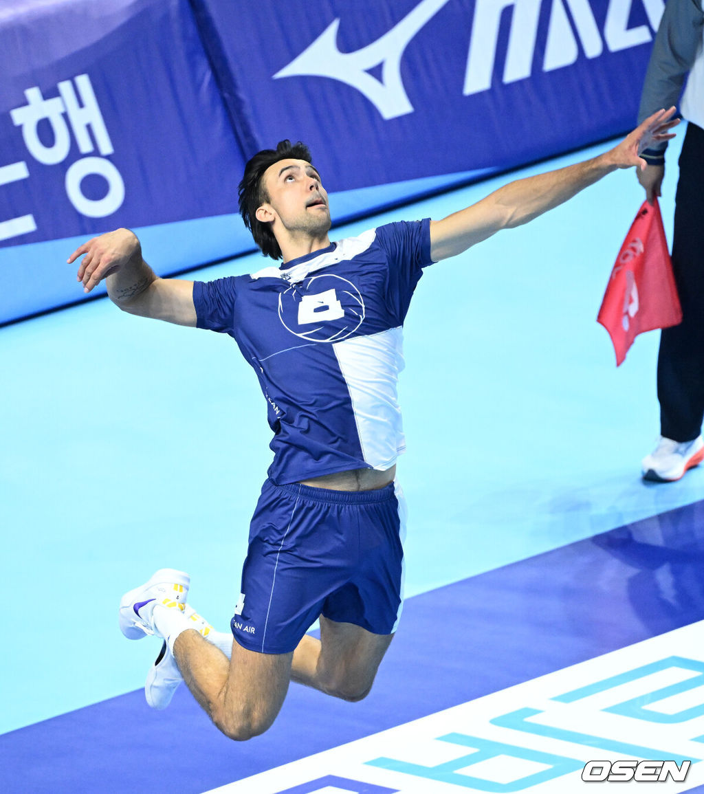 31일 인천 계양체육관에서 HK흥국금융 2026-2027 프로배구 V리그 개막전 대한항공과 현대캐피탈의 경기가 열렸다.남자부 대한항공과 현대캐피탈, 여자부 GS칼텍스와 한국도로공사 경기를 시작으로 2026-2027 V리그가 6개월의 대장정에 돌입한다.1세트 대한항공 케트진스키가 서브를 시도하고 있다. 2026.10.31 /sunday@osen.co.kr