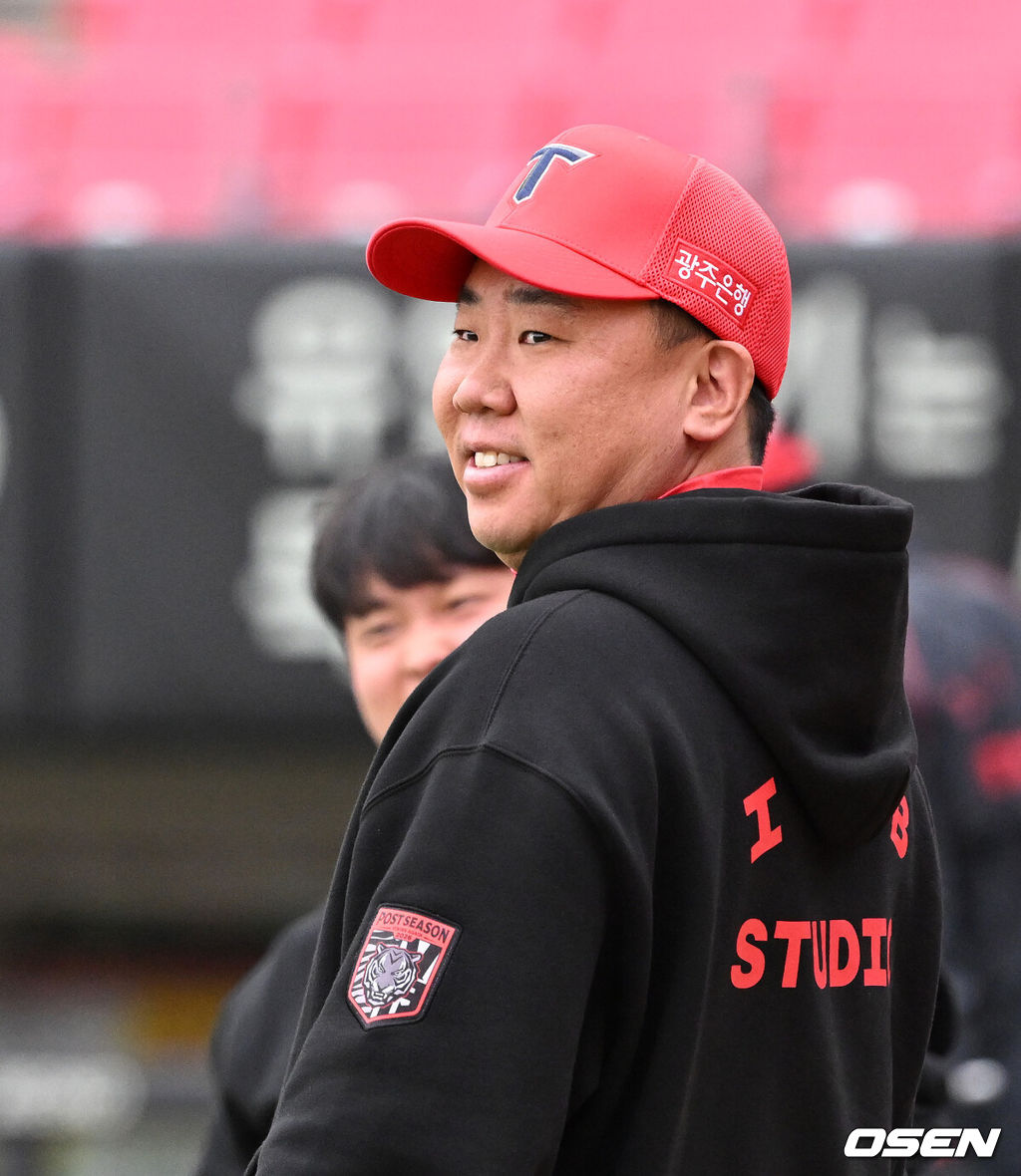 27일 광주-기아 챔피언스필드에서 2026 신한 SOL KBO 플레이오프 3차전 KIA 타이거즈와 삼성 라이온즈의 경기가 열렸다.KIA는 시라카와, 삼성은 최원태를 선발로 내세웠다.경기에 앞서 KIA 이범호 감독이 훈련을 바라보고 있다. 2026.10.29 /sunday@osen.co.kr
