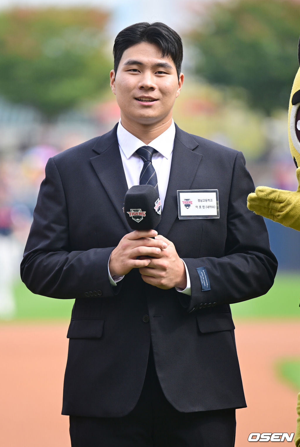 11일 광주-기아 챔피언스필드에서 ‘2026 신한 SOL Bank KBO리그’ KIA 타이거즈와 롯데 자이언츠의 경기가 열렸다.홈팀 KIA는 아담 올러, 방문팀 롯데는 김진욱을 선발로 내세웠다.2027 KIA 신인 드래프트 1라운드 이호민이 팬들에게 인사말을 전하고 있다. 2026.10.11 / dreamer@osen.co.kr