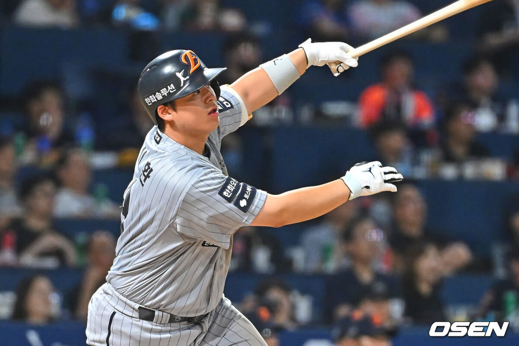 17일 창원NC파크에서 2026 신한 SOL KBO 리그 NC 다이노스와 한화 이글스의 경기가 열렸다. 홈팀 NC는 라일리가, 방문팀 한화는 류현진이 선발 출전했다. 한화 이글스 노시환이 6회초 1사 우중월 솔로 홈런을 치고 있다. 2026.06.17 / foto0307@osen.co.kr