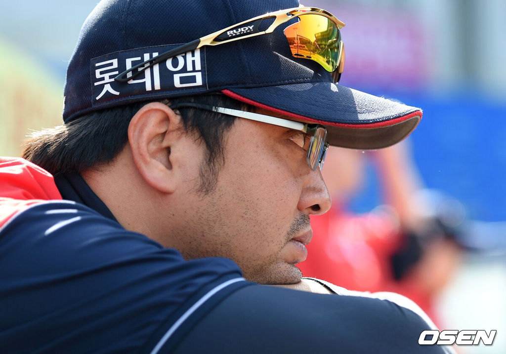 24일 오후 대구 삼성라이온즈파크에서 열릴 ‘2018 신한은행 MY CAR KBO리그’ 삼성과 롯데의 경기에 앞서 롯데 채태인이 그라운드를 바라보고 있다./sunday@osen.co.kr