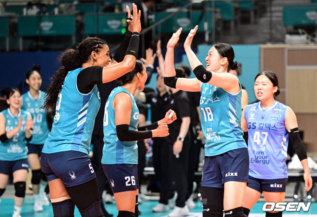 2026-2027 V-리그 여자부 1라운드 GS칼텍스와 한국도로공사의 개막전이 31일 서울장충체육관에서 열렸다.이날 GS칼텍스가 홈개막전에서 한국도로공사를 상대로 세트 스코어 3-0(25-18, 25-21, 25-22) 셧아웃 승리를 거뒀다. 승리 기뻐하는 실바와 GS칼텍스. 2026.10.31 /cej@osen.co.kr