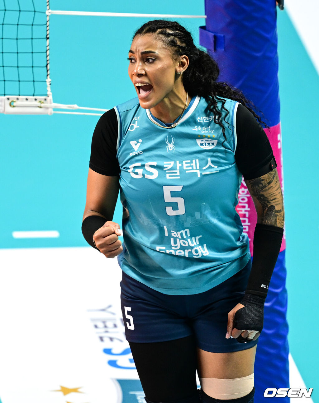 2026-2027 V-리그 여자부 1라운드 GS칼텍스와 한국도로공사의 개막전이 31일 서울장충체육관에서 열렸다.남자부 대한항공과 현대캐피탈, 여자부 GS칼텍스와 한국도로공사 경기를 시작으로 2026-2027 V리그가 6개월의 대장정에 돌입한다. 1세트 GS칼텍스 실바가 포효하고 있다. 2026.10.31 /cej@osen.co.kr