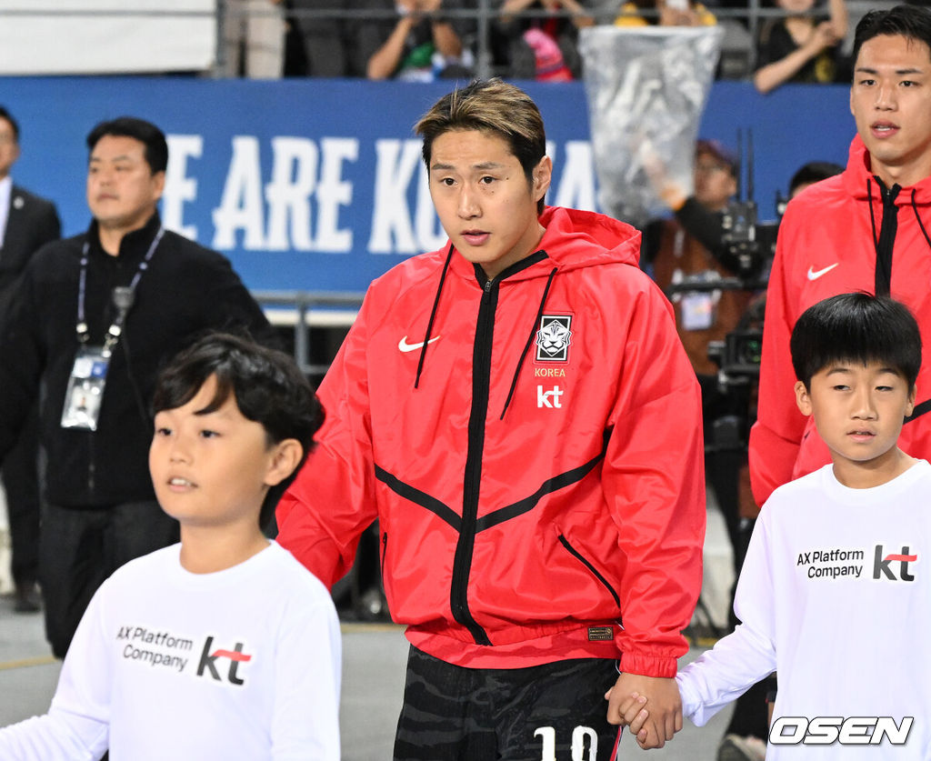 한국축구에 역사적인 날이다. 손흥민(34, LAFC)이 전설 차범근의 A매치 최다골 기록을 넘었다. 로베르트 모레노 감독이 이끄는 대한민국 축구대표팀은 6일 오후 8시 용인미르스타디움에서 개최되는 친선전에서 우즈베키스탄을 상대로 손흥민의 선제골과 오세훈의 추가골이 터져 2-0 완승을 거뒀다. 경기에 앞서 대한민국 이강인이 입장하고 있다. 2026.10.06 /sunday@osen.co.kr
