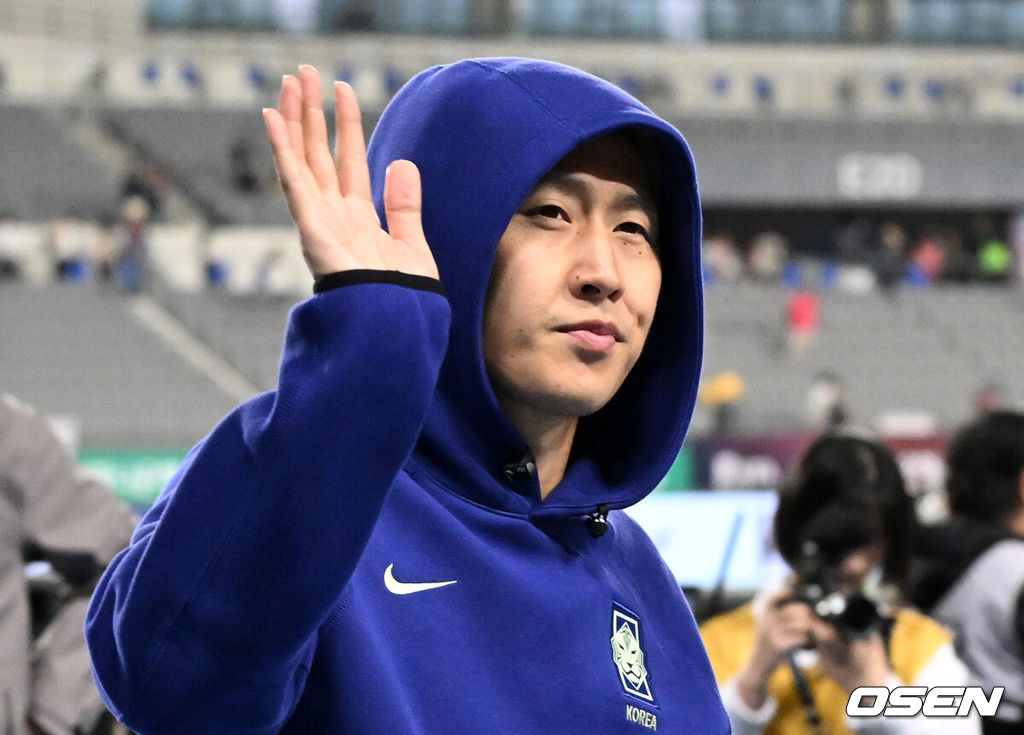 한국축구에 역사적인 날이다. 손흥민(34, LAFC)이 전설 차범근의 A매치 최다골 기록을 넘었다. 로베르트 모레노 감독이 이끄는 대한민국 축구대표팀은 6일 오후 8시 용인미르스타디움에서 개최되는 친선전에서 우즈베키스탄을 상대로 손흥민의 선제골과 오세훈의 추가골이 터져 2-0 완승을 거뒀다. 경기 종료 후 대한민국 이강인이 관중석을 향해 인사를 하고 있다. 2026.10.06 /sunday@osen.co.kr