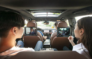 5G-ATSC3.0 기반 개인 맞춤형 광고 시연 장면. SK텔레콤 홍보모델들이 차량 내 스크린에서 모두 다른 TV광고를 감상하고 있다. 
