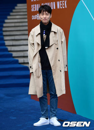 [OSEN=박재만 기자]랩퍼 한해가 PUSHBUTTON 패션쇼에 참석해 블루카펫을 밟고 있다. /pjmpp@osen.co.kr