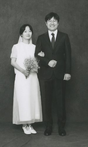 [사진=씨제스엔터테인먼트 제공] 배우 이봉련(왼쪽)과 이규희 부부의 웨딩 화보.