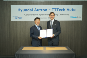협력 계약을 체결하고 있는 현대오트론 문대흥 대표이사(왼쪽)와 TTTech Auto 게오르그 코페츠(Georg Kopetz) CEO. 