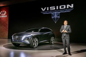 ‘2019 LA 오토쇼’에서 이상엽 현대디자인센터장 전무가 플러그인 하이브리드 SUV 콘셉트카 ‘비전 T(Vision T)’를 소개하고 있다. 