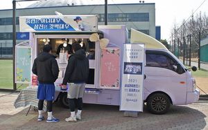 [OSEN=경산, 손찬익 기자] 김대우의 열성 팬이 마련한 푸드 트럭 이벤트 /what@osen.co.kr