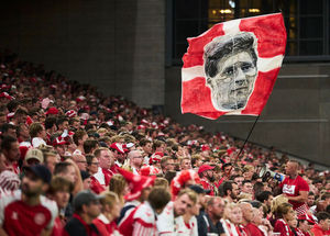 [사진] 2022 카타르 월드컵 예선서 '국민 영웅' 미카엘 라우드루프가 그려진 대형 깃발을 들고 응원하는 덴마크 팬들ⓒGettyimages(무단전재 및 재배포 금지)