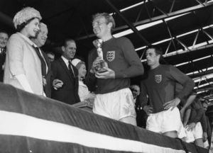 [사진] 잉글랜드가 처음이자 마지막으로 우승한 1966년 잉글랜드 월드컵 때 엘리자베스 여왕으로부터 주장 보비 무어가 줄리메컵(브라질이 3회 우승 후 영구 소유해 현재와 다른 우승컵)을 받고 있는 모습 ⓒGettyimages(무단전재 및 재배포 금지)