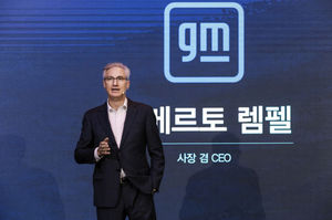 2023 제너럴 모터스 기자간담회에서 로베르토 렘펠 GM 한국사업장 사장이 핵심 전략을 발표하고 있다. 