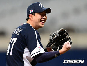 [OSEN=고척, 최규한 기자]3루수로 출전한 대표팀 박건우가 수비를 준비하며 미소짓고 있다. 2023.03.03 / dreamer@osen.co.kr