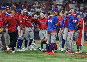 [사진] 푸에르토리코 선수들이 도미니카공화국전 승리 후 세리머니를 하다 무릎을 다친 에드윈 디아즈를 걱정스럽게 보고 있다. ⓒGettyimages(무단전재 및 재배포 금지)