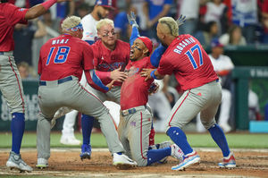 [사진] 푸에르토리코 프란시스코 린도어가 득점 후 동료들과 기뻐하고 있다. ⓒGettyimages(무단전재 및 재배포 금지)