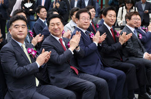 20일 광화문광장에서 열린 제59회 한국보도사진전 개막식에서 참석자들이 박수를 치고 있다.       왼쪽부터 이호재 한국사진기자협회장, 국민의힘 김기현 대표, 더불어민주당 이재명 대표, 오세훈 서울시장, 박보균 문화체육관광부 장관. /사진=사진공동취재단