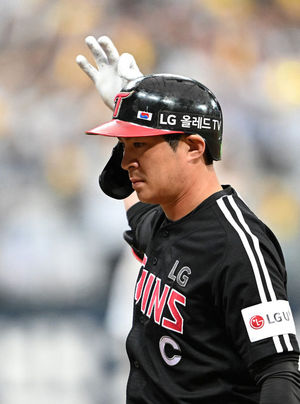 [OSEN=고척, 이대선 기자] 6일 오후 서울 고척스카이돔에서 ‘2023 신한은행 SOL KBO리그’ 키움 히어로즈와 LG 트윈스의 경기가 열렸다.4회초 1사 2,3루에서 LG 오지환이 중전 안타를 치고 환호하고 있다. 2023.06.06 /sunday@osen.co.kr