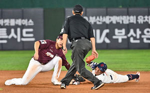 [OSEN=부산, 이석우 기자] 15일 부산 사직구장에서 2023 신한은행 SOL KBO리그 롯데 자이언츠와 키움 히어로즈의 경기가 열렸다. 롯데 자이언츠 황성빈이 9회말 1사 1루 이학주 타석때 2루 도루 세이프되고 있다. 2023.09.15 / foto0307@osen.co.kr