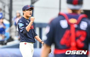 [OSEN=대구, 이석우 기자]롯데 자이언츠 박세웅이 3회말 삼성 라이온즈 이재현의 3루 땅볼때 1루에서 아웃 판정이 나오자 주먹을 불끈 쥐고 있다. 2023.09.17 / foto0307@osen.co.kr