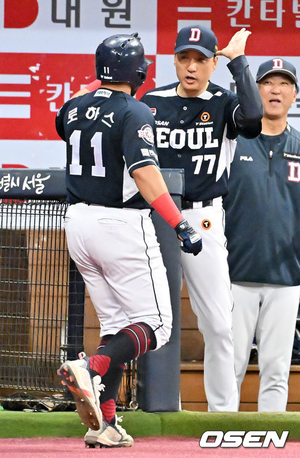 로하스가 홈런을 치고 이승엽 감독의 축하를 받고 있다./OSEN DB