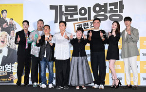 [OSEN=이대선 기자] 19일 서울 CGV 용산아이파크몰에서 영화 ‘가문의 영광: 리턴즈’ 언론시사회가 열렸다.배우 고윤, 정준하, 정용기 감독, 탁재훈, 김수미, 정태원 감독, 유라, 윤현민이 포토타임을 하고 있다. 2023.09.19 /sunday@osen.co.kr