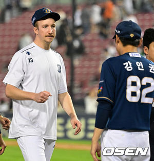 [OSEN=잠실, 지형준 기자]경기를 마치고 NC 강인권 감독이 페디와 승리를 기뻐하고 있다. 2023.09.19 /