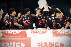 KT 강백호가 19일 삼성전에서 1회 솔로 홈런을 치고 덕아웃에서 동료들의 축하를 받고 있다. / KT 위즈 제공