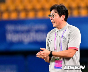 [OSEN=진화(중국), 최규한 기자] 19일 오후 중국 진화 스타디움에서 '제19회 항저우아시아게임' 남자축구 조별리그 E조 1차전 쿠웨이트와 대한민국의 예선 첫 경기,  한국이 9-0 대승으로 기분 좋은 출발을 알렸다.후반 추가시간 한국 황선홍 감독이 선수들을 독려하고 있다. 2023.09.19 / dreamer@osen.co.kr
