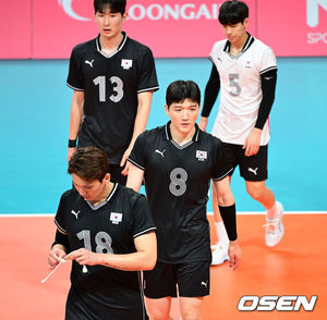 [OSEN=샤오싱(중국), 최규한 기자] 22일 오후 중국 저장성 사오싱 중국 섬유 도시 스포츠센터 체육관에서 열린 제19회 항저우 아시안게임’ 남자배구 대한민국과 파키스탄의 12강전 경기, 대한민국이 파키스탄에 0:3(19-25, 22-25, 21-25) 셧아웃 패배를 당했다.패배한 한국 선수들이 코트를 빠져나가고 있다. 2023.09.22 / dreamer@osen.co.kr