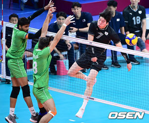 [OSEN=샤오싱(중국), 최규한 기자]한국 허수봉의 공격이 파키스탄 블로킹에 막히고 있다. 2023.09.22 / dreamer@osen.co.kr