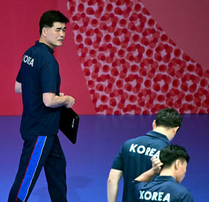 [OSEN=샤오싱(중국), 최규한 기자] 22일 오후 중국 저장성 사오싱 중국 섬유 도시 스포츠센터 체육관에서 열린 제19회 항저우 아시안게임’ 남자배구 대한민국과 파키스탄의 12강전 경기, 대한민국이 파키스탄에 0:3(19-25, 22-25, 21-25) 셧아웃 패배를 당했다.패배한 한국 임도헌 감독과 스태프가 코트를 빠져나가고 있다. 2023.09.22 / dreamer@osen.co.kr